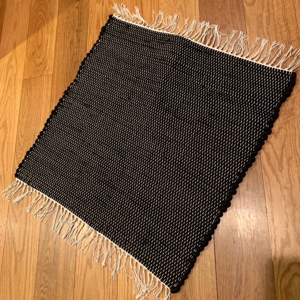 ๐ Handmade Black Wool Roving 24โx24โ Rug - Picture 3 of 3